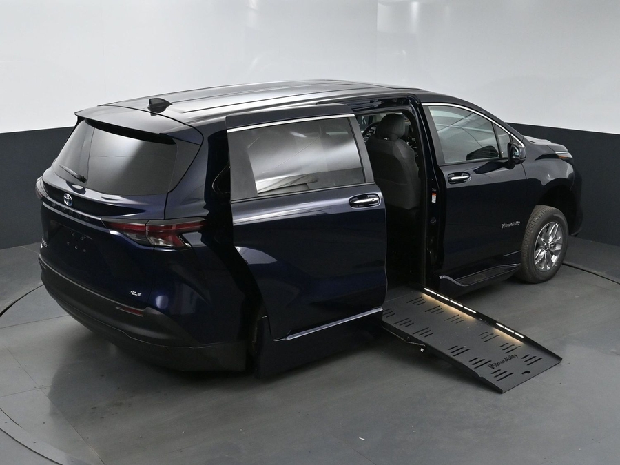New 2025 Toyota Sienna Hybrid XLE Base - BraunAbility Side Entry Entry Fold Out Automatic Ramp