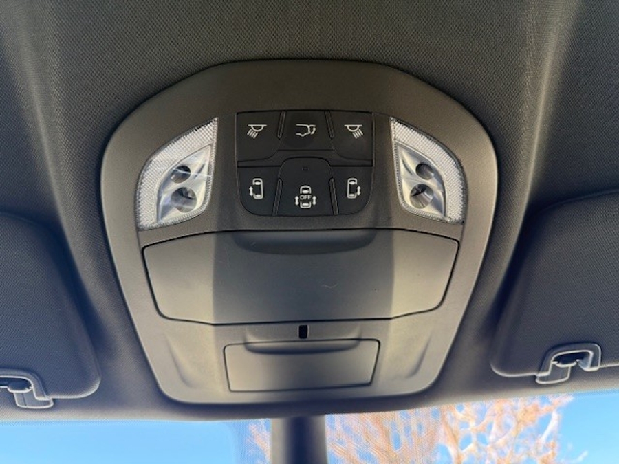 White Chrysler Voyager image number 18