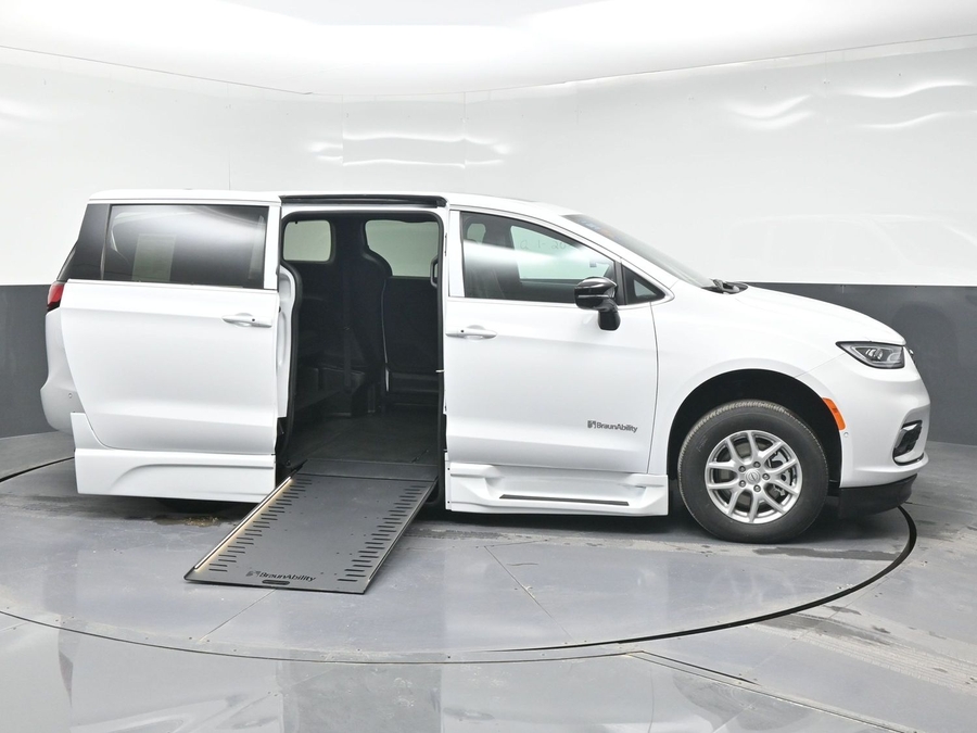 New 2025 Chrysler Pacifica Select Plus - BraunAbility Side Entry Entry In Floor Automatic Ramp
