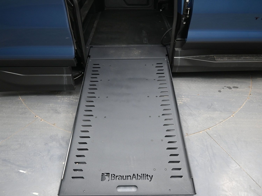 New 2025 Chevrolet Traverse 1LT Midnight - BraunAbility Side Entry Entry In Floor Automatic Ramp
