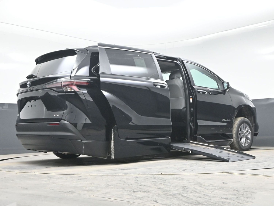 Black Toyota Sienna image number 21