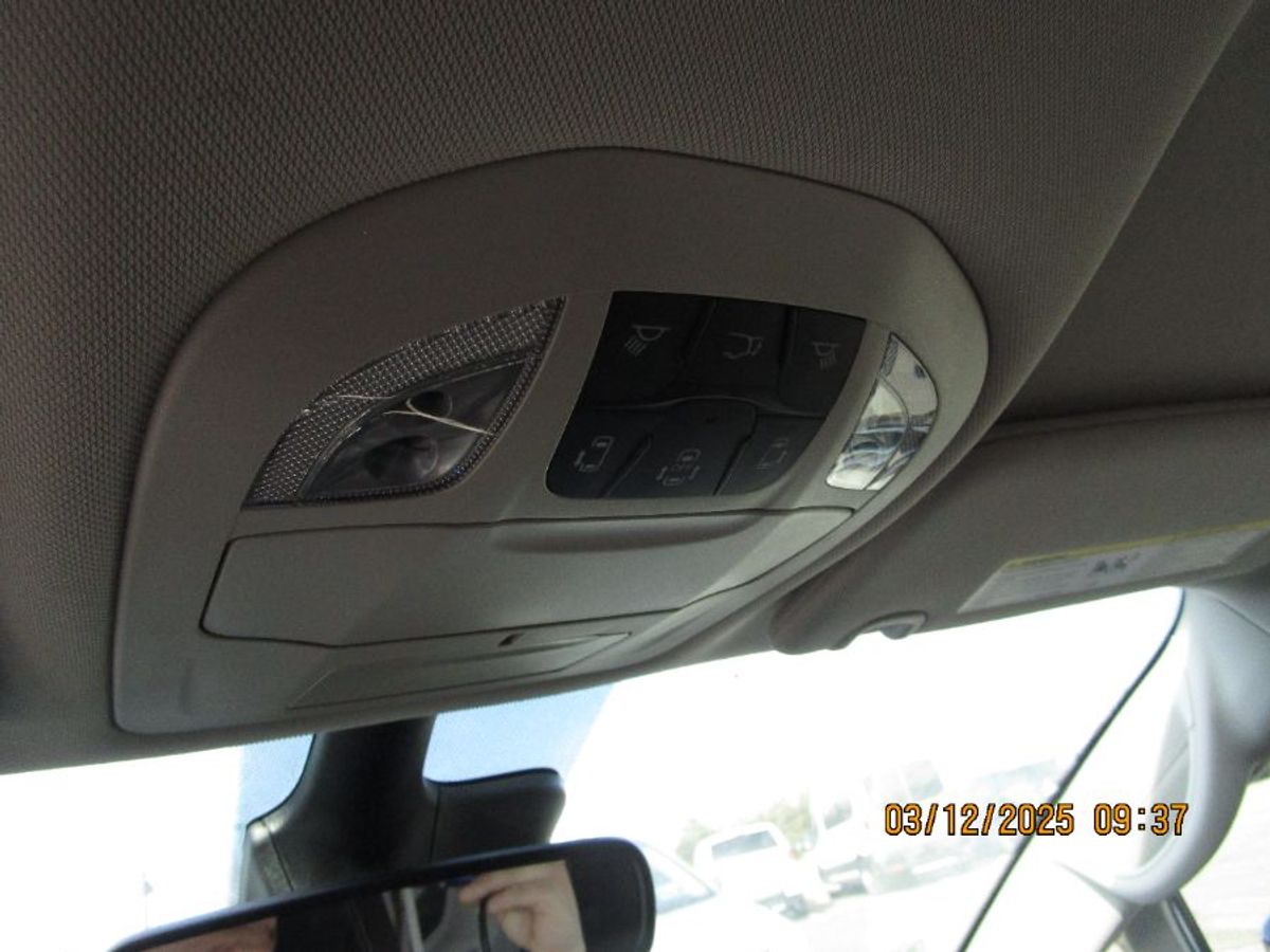 White Chrysler Voyager image number 5