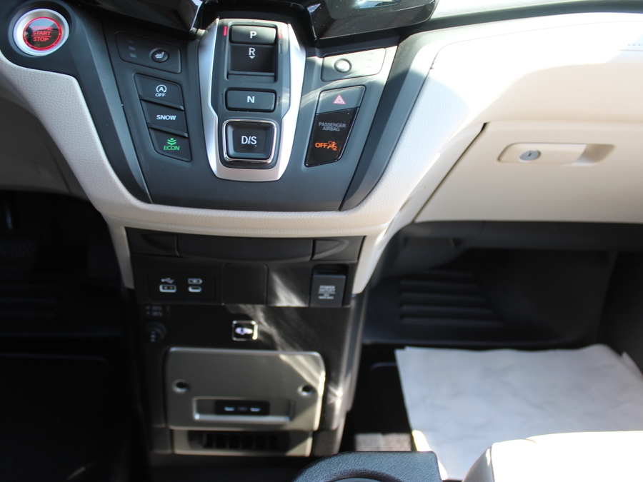 White Honda Odyssey image number 12