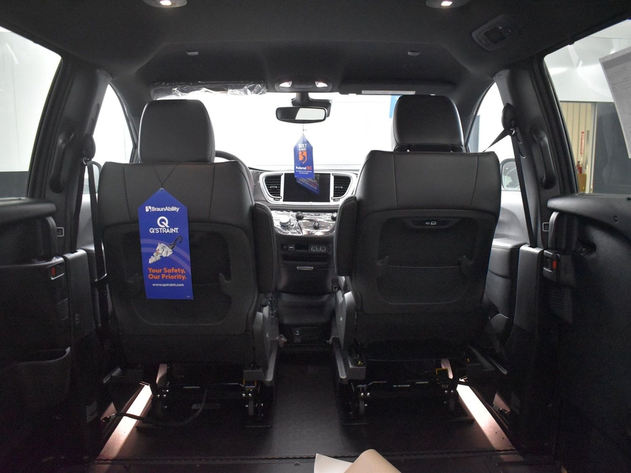 New 2025 Chrysler Pacifica Select Safety - BraunAbility Side Entry Entry In Floor Automatic Ramp