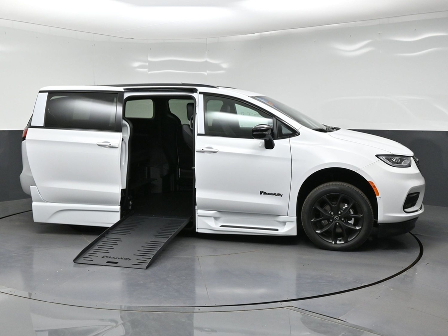 New 2026 Chrysler Pacifica Select Sport - BraunAbility Side Entry Fold Out Automatic Ramp