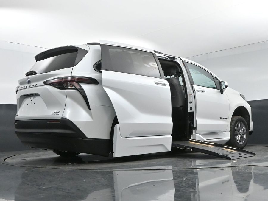 New 2024 Toyota Sienna Hybrid XLE Base - BraunAbility Side Entry Entry Fold Out Automatic Ramp
