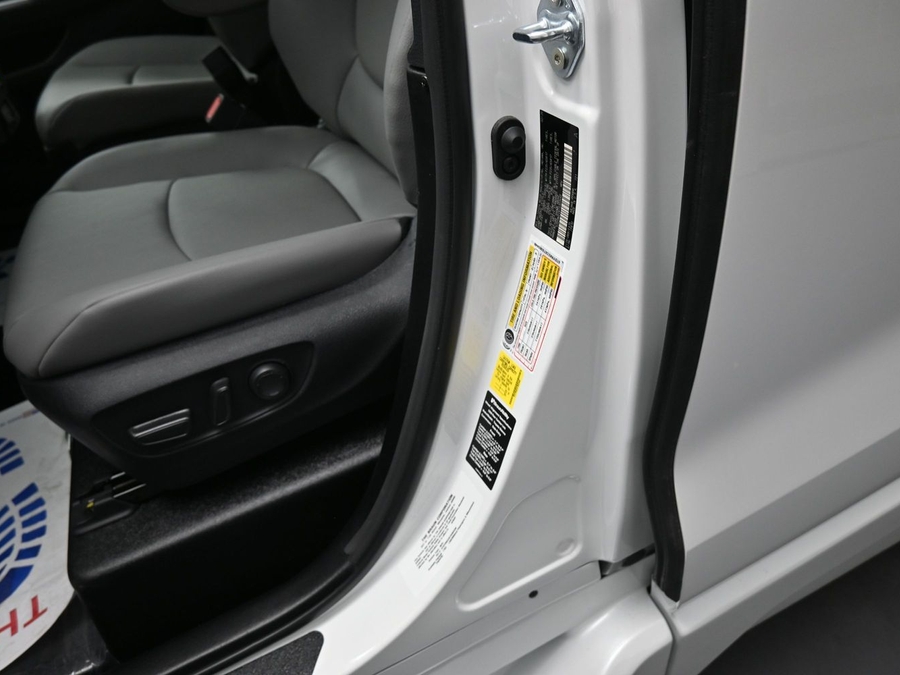 White Toyota Sienna image number 15