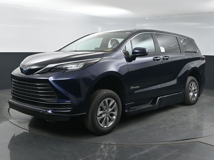 New 2025 Toyota Sienna Hybrid LE - BraunAbility Side Entry Entry Fold Out Automatic Ramp
