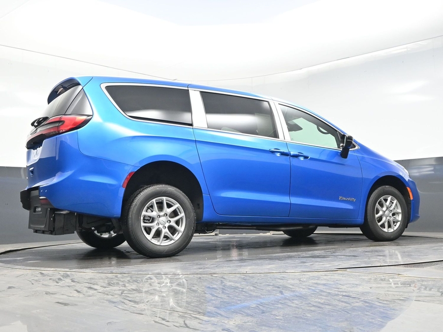 Blue Chrysler Pacifica image number 24