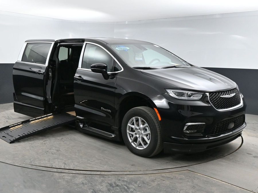 New 2025 Chrysler Pacifica Select Safety - BraunAbility Side Entry Entry Fold Out Automatic Ramp