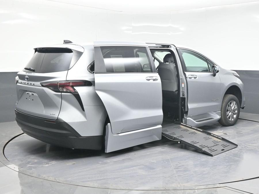 New 2025 Toyota Sienna Hybrid XLE Base - BraunAbility Side Entry Entry Fold Out Automatic Ramp