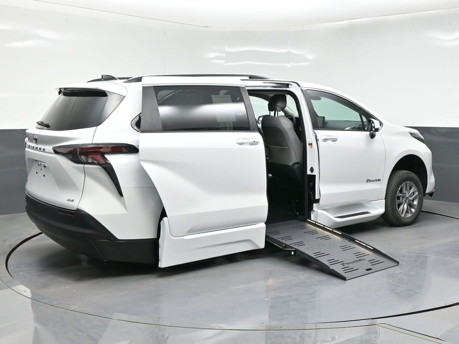 New 2026 Toyota Sienna Hybrid XLE Add - BraunAbility Side Entry Entry Fold Out Automatic Ramp