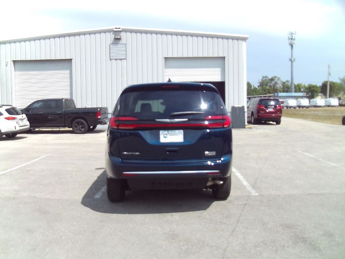 Blue Chrysler Pacifica image number 5