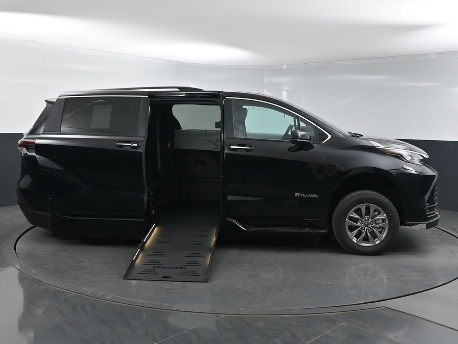 New 2025 Toyota Sienna Hybrid XLE Plus - BraunAbility Side Entry Entry Fold Out Automatic Ramp