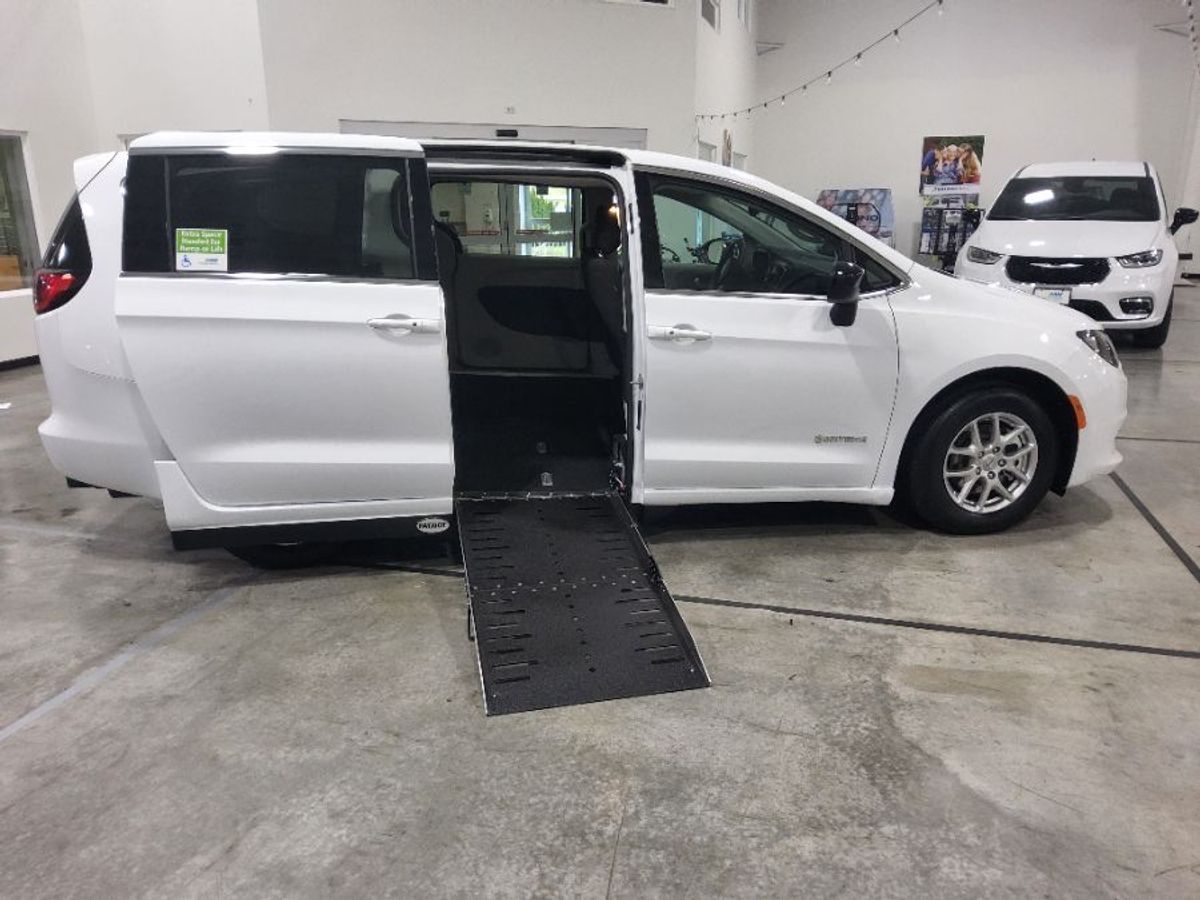 2024 CHRYSLER VOYAGER - Image 8