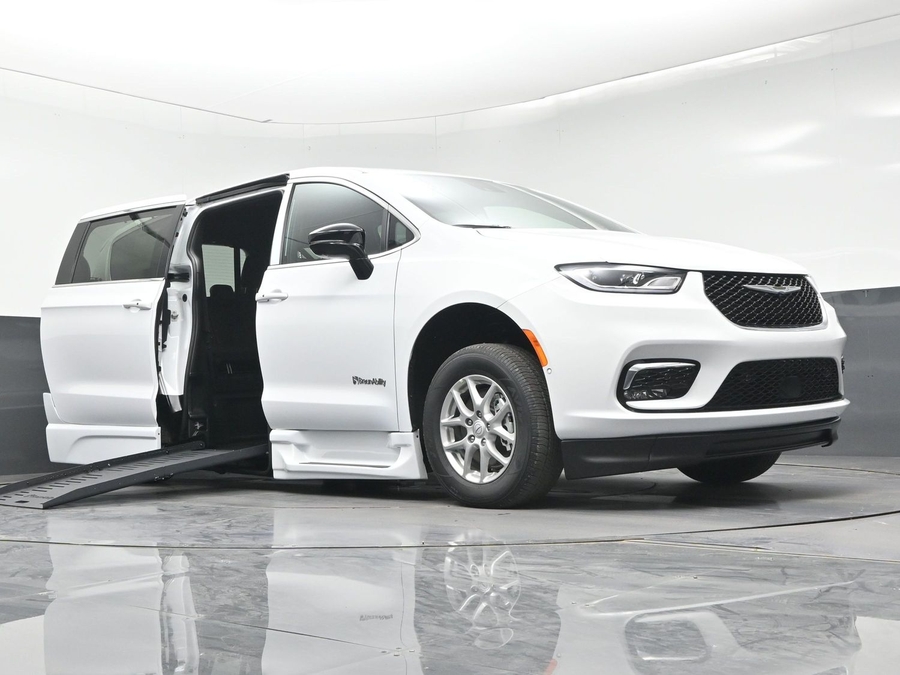 White Chrysler Pacifica image number 15