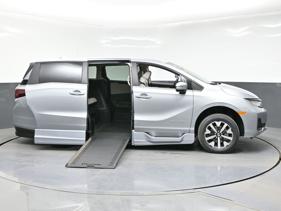 Silver Honda Odyssey image number 7