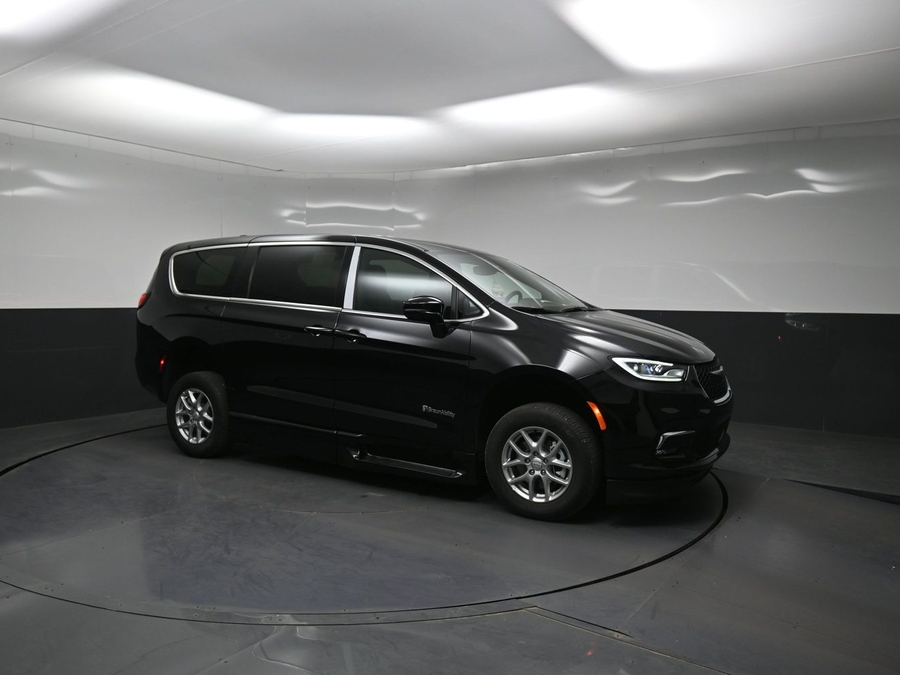 Black Chrysler Pacifica image number 14