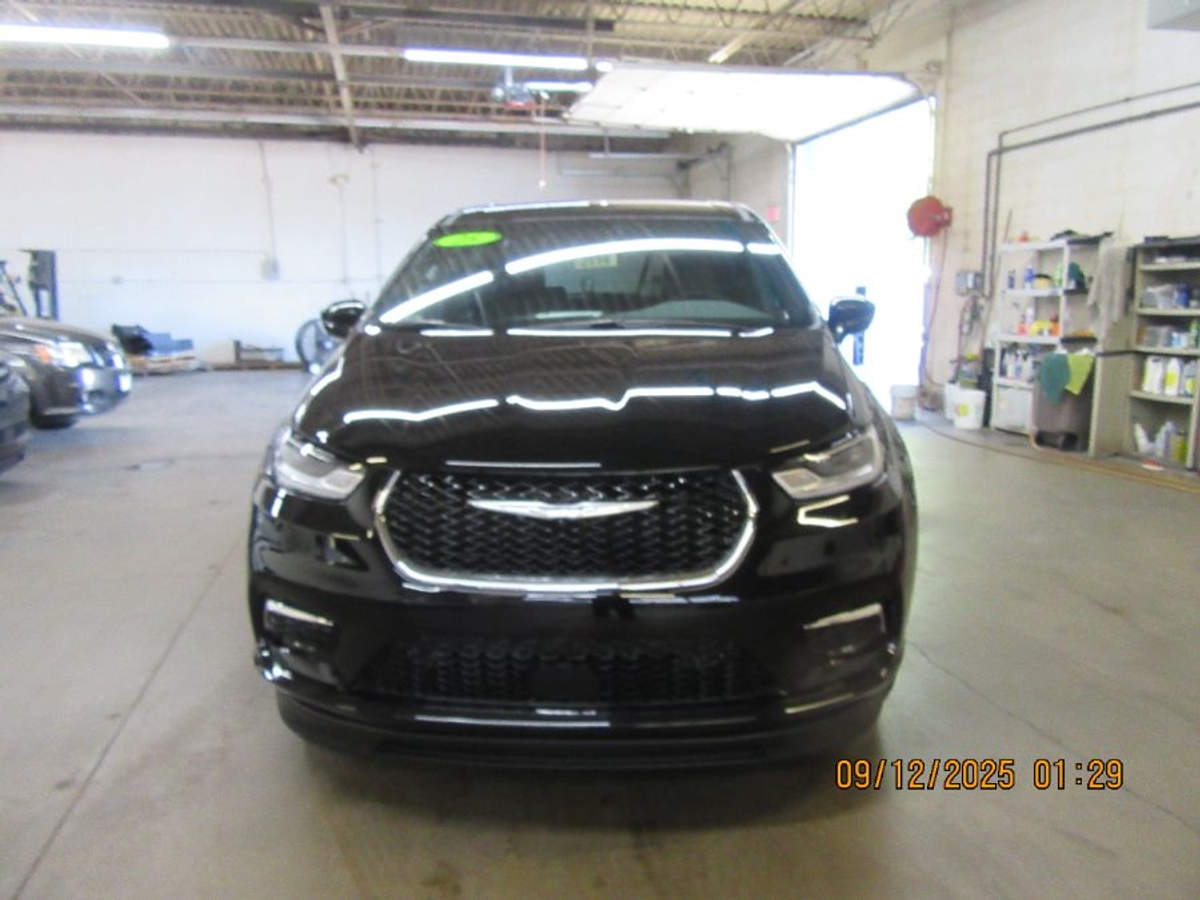 Black Chrysler Pacifica image number 9