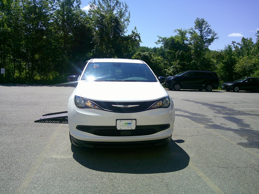White Chrysler Voyager image number 2