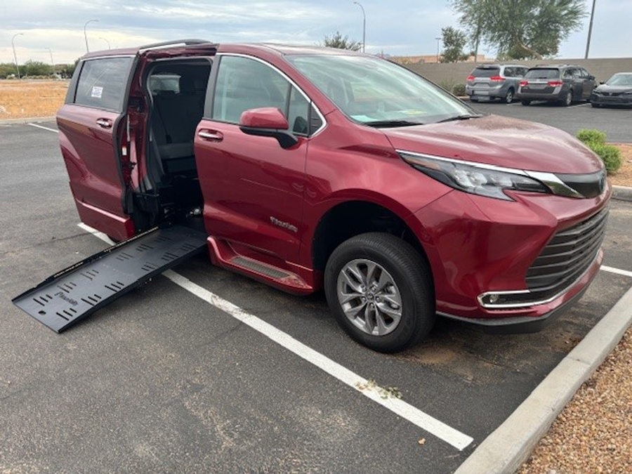 Used 2024 Toyota Sienna Hybrid XLE Base - BraunAbility Side Entry Entry Fold Out Automatic Ramp