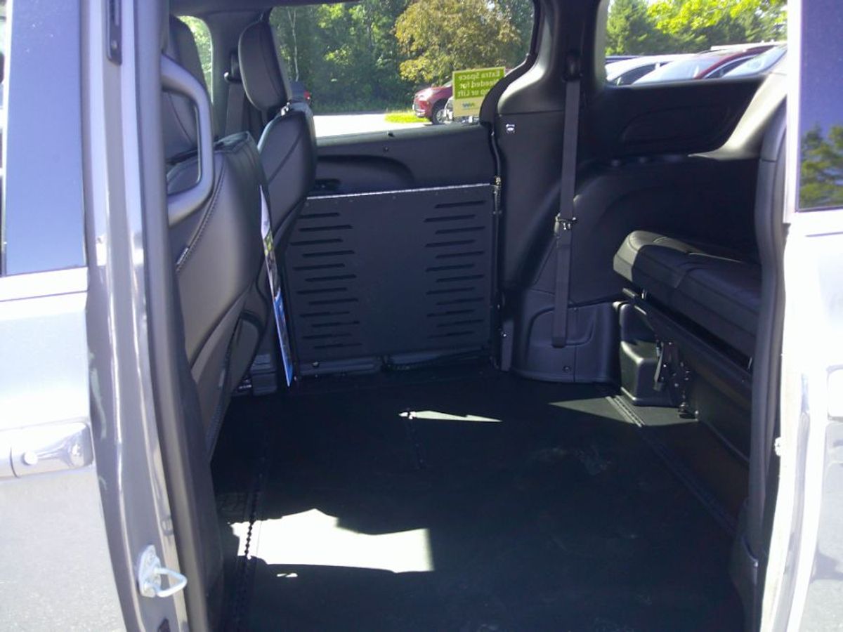 Grey Chrysler Pacifica image number 17