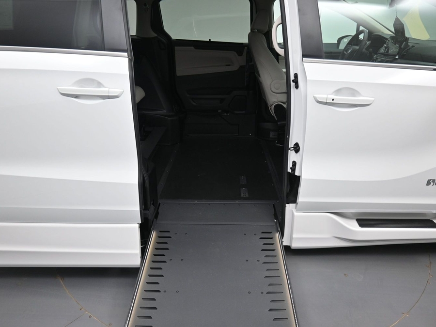White Honda Odyssey image number 10