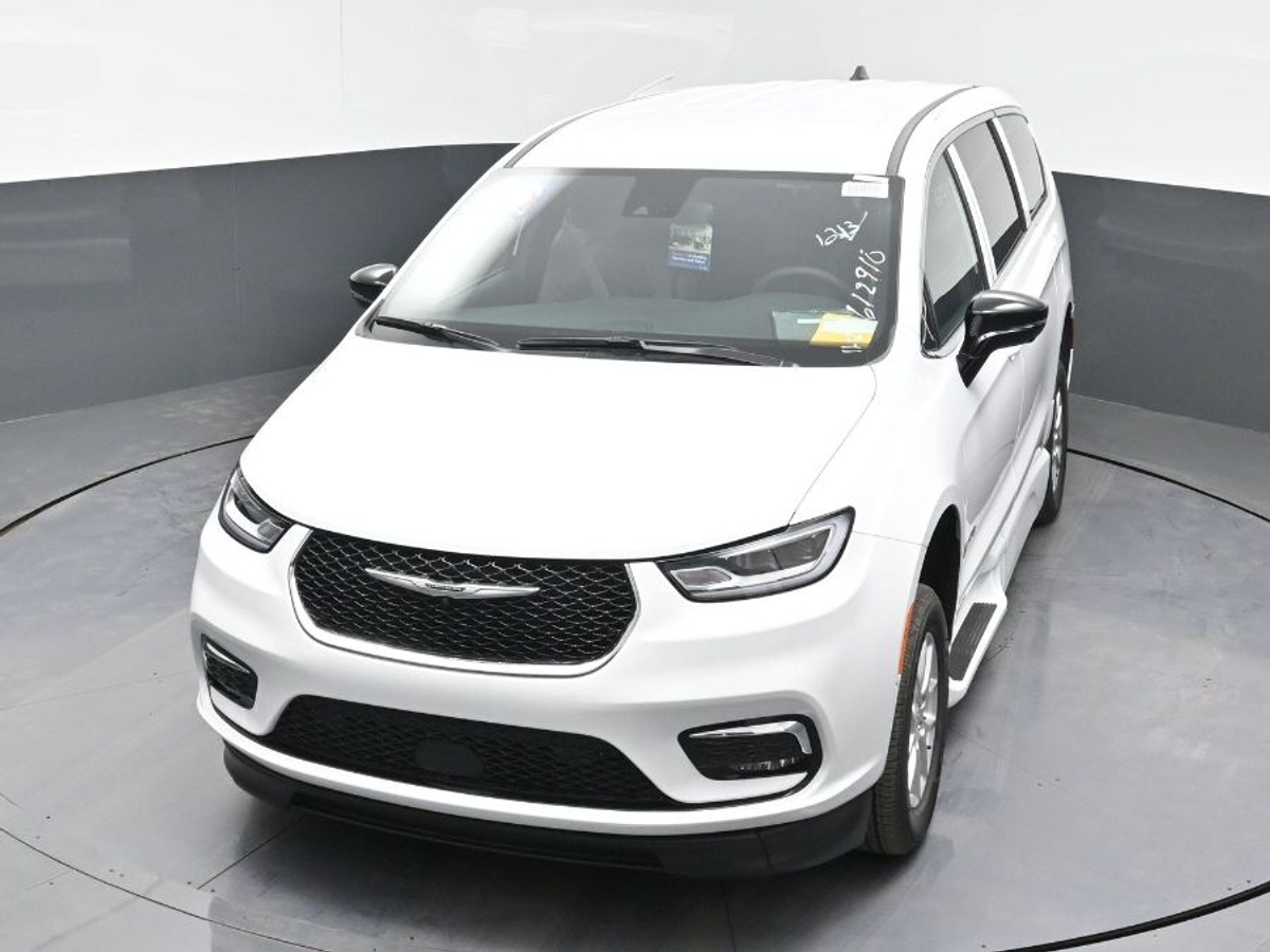 White Chrysler Pacifica image number 23
