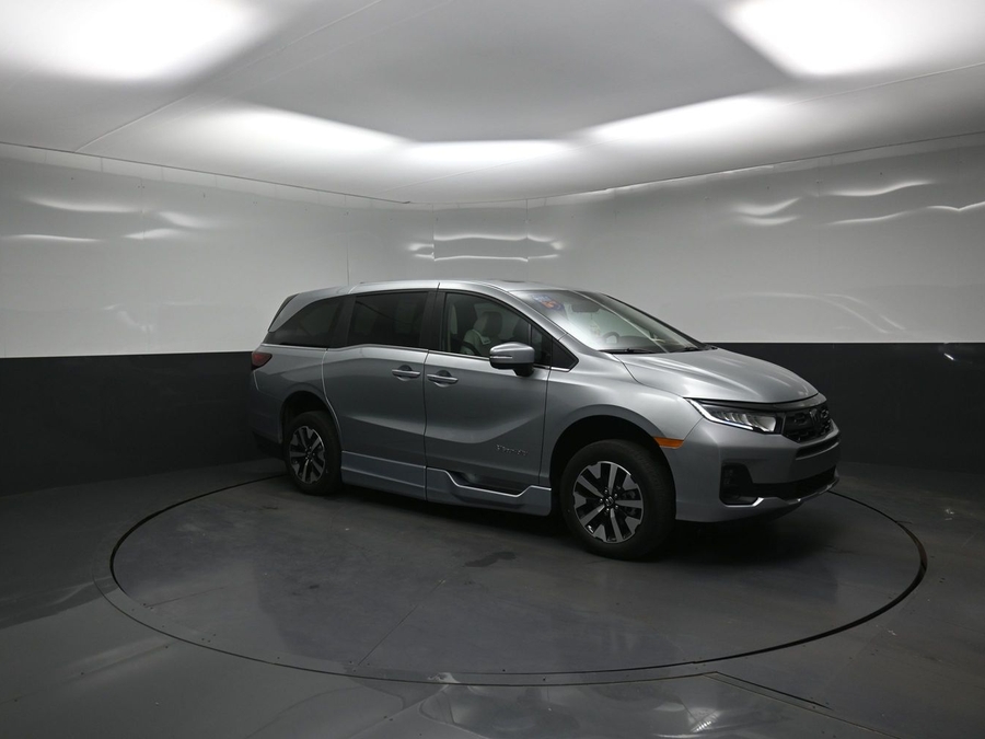 Silver Honda Odyssey image number 22