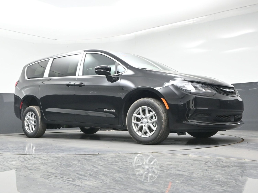 Black Chrysler Voyager image number 13