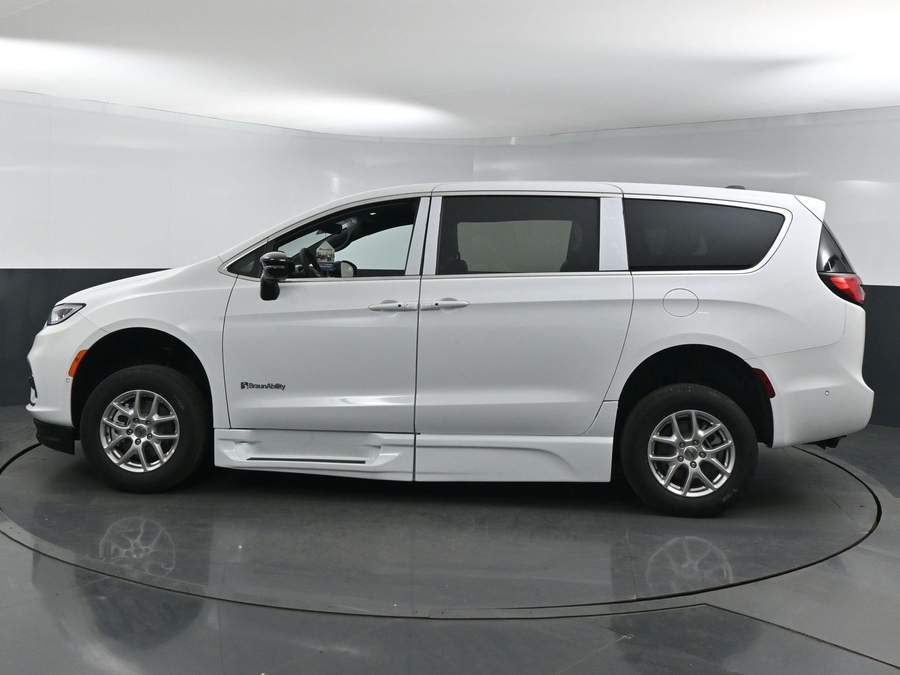 New 2025 Chrysler Pacifica Select Safety - BraunAbility Side Entry Entry In Floor Automatic Ramp