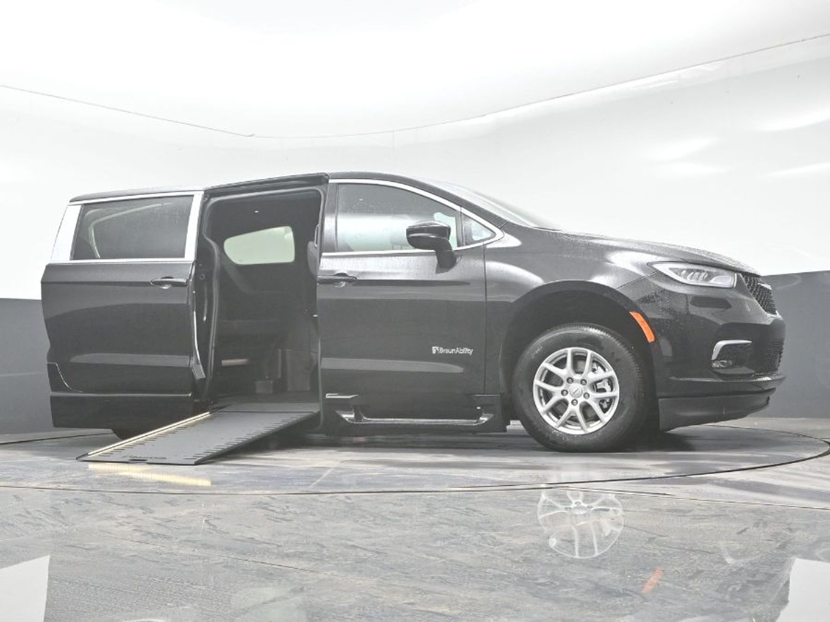 Black Chrysler Pacifica image number 18