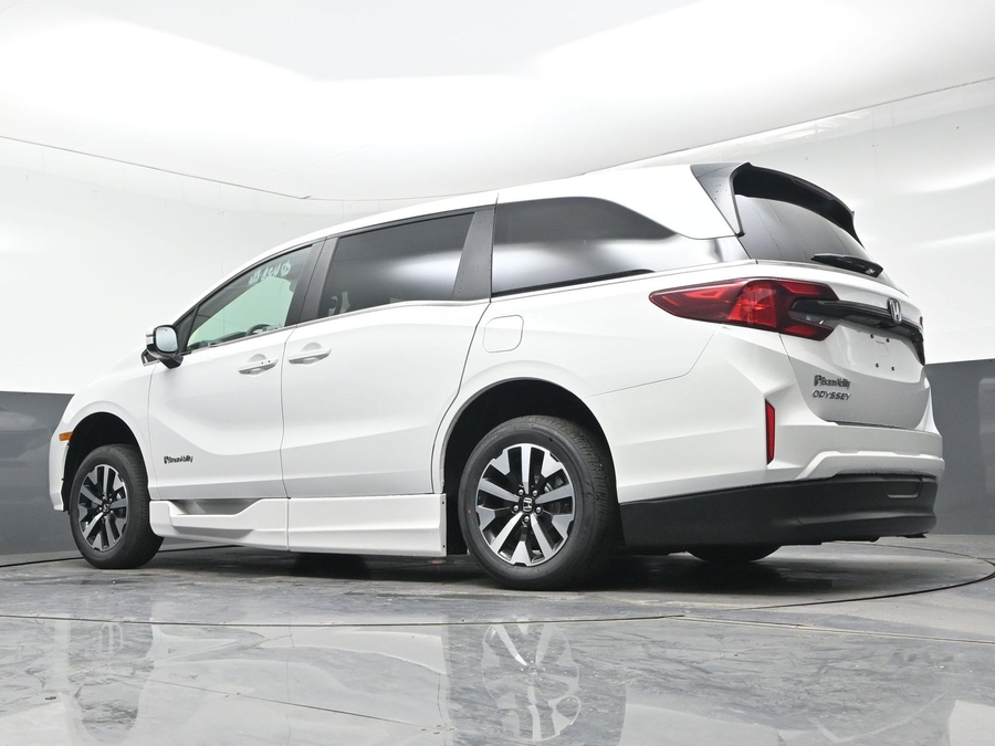 White Honda Odyssey image number 17