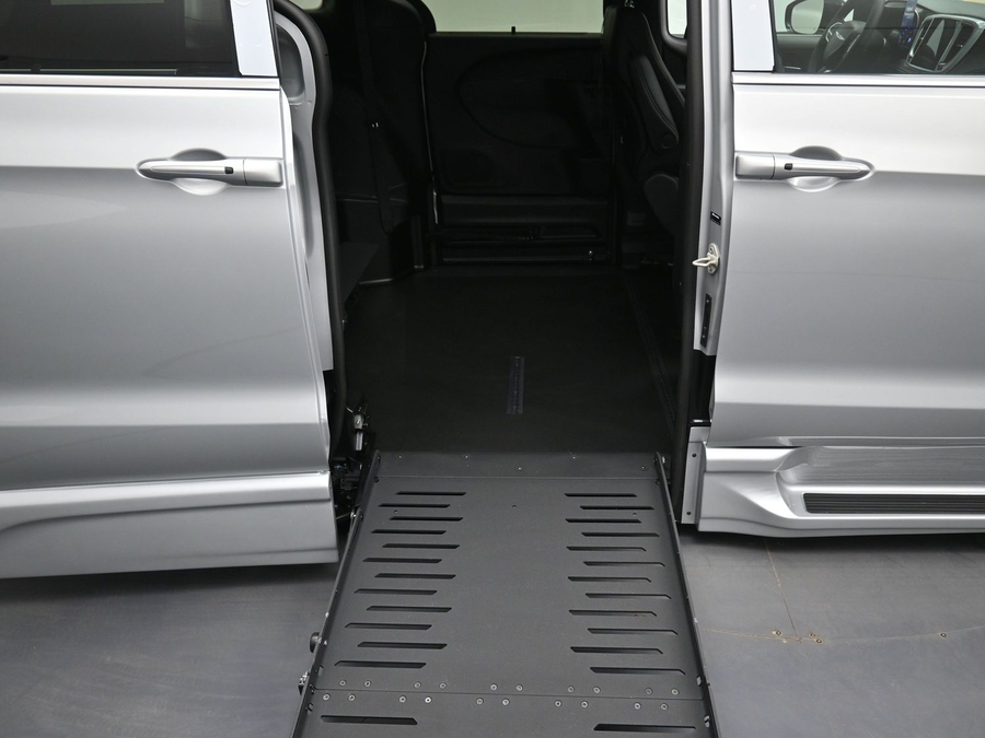 Silver Chrysler Pacifica image number 10