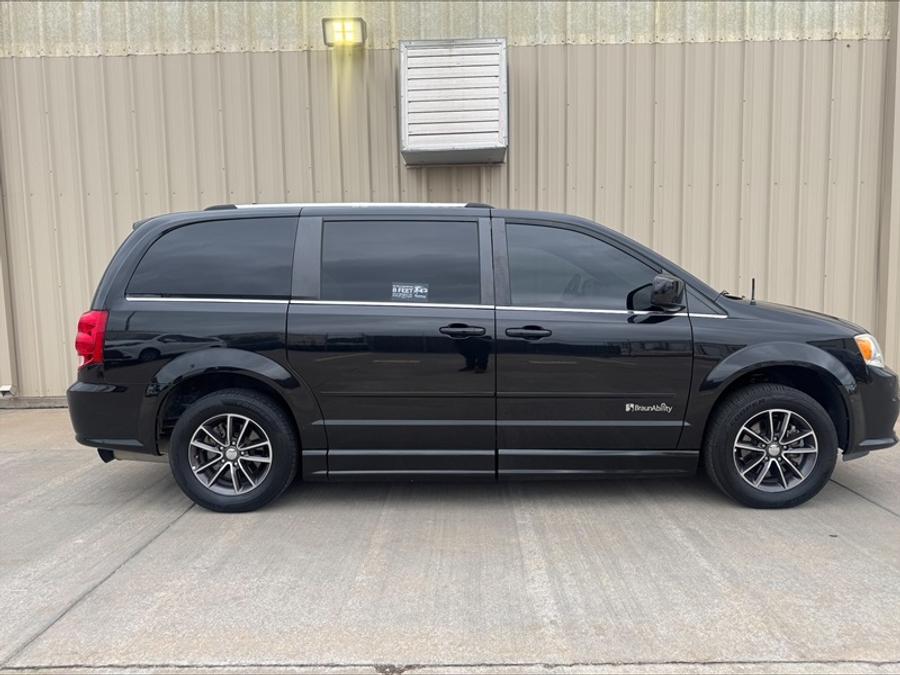 Used 2017 Dodge Grand Caravan SXT - BraunAbility Side Entry Entry Fold Out Automatic Ramp