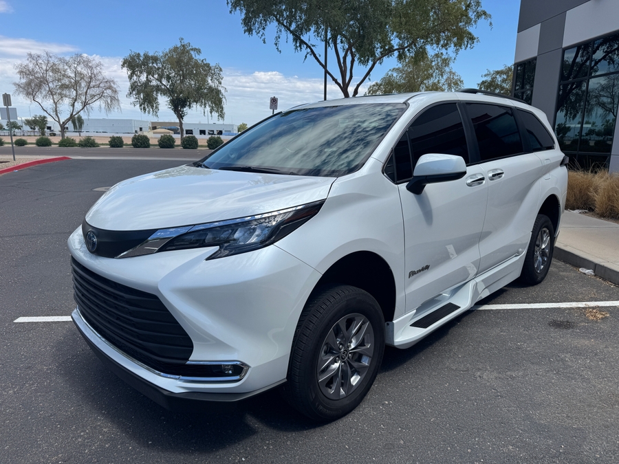 Used 2024 Toyota Sienna Hybrid XLE - BraunAbility Side Entry Fold Out Automatic Ramp