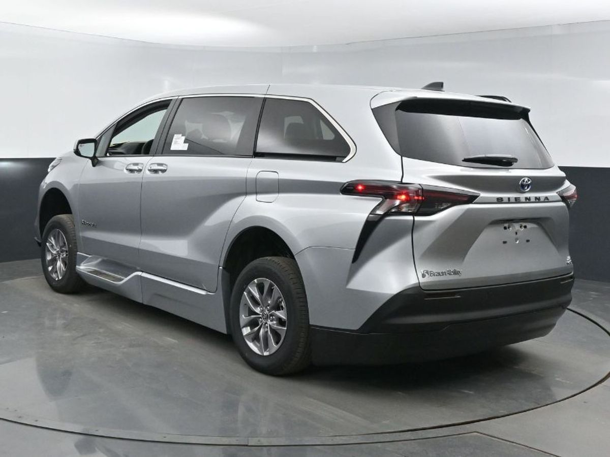 2024 Toyota Sienna XLE - Photo 22