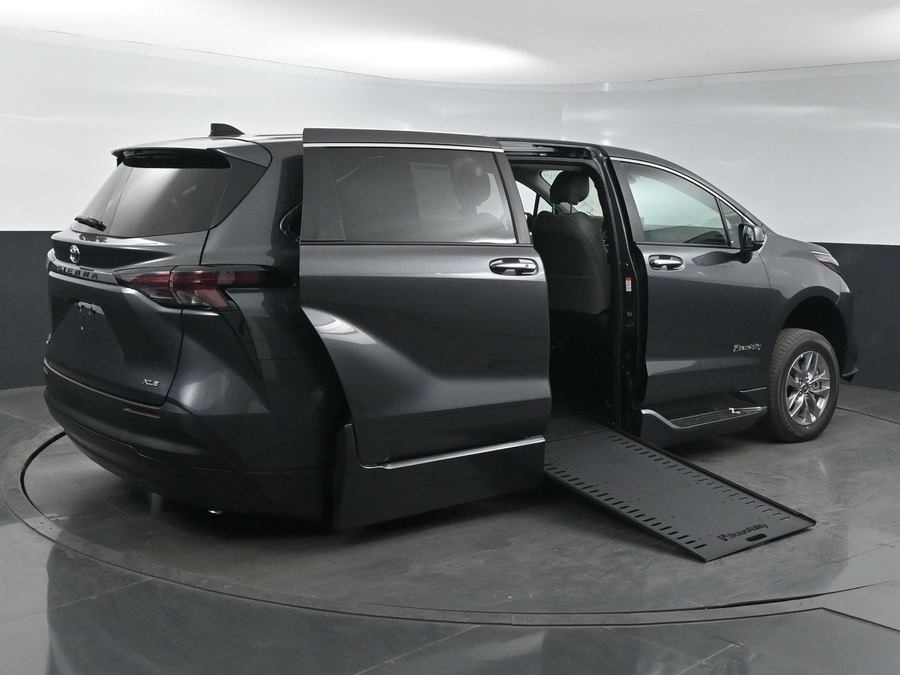 New 2025 Toyota Sienna Hybrid XLE Base - BraunAbility Side Entry Entry In Floor Automatic Ramp