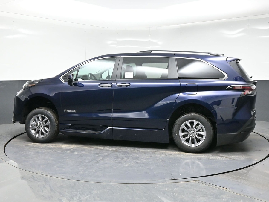 New 2026 Toyota Sienna Hybrid XLE Add - BraunAbility Side Entry Entry In Floor Automatic Ramp