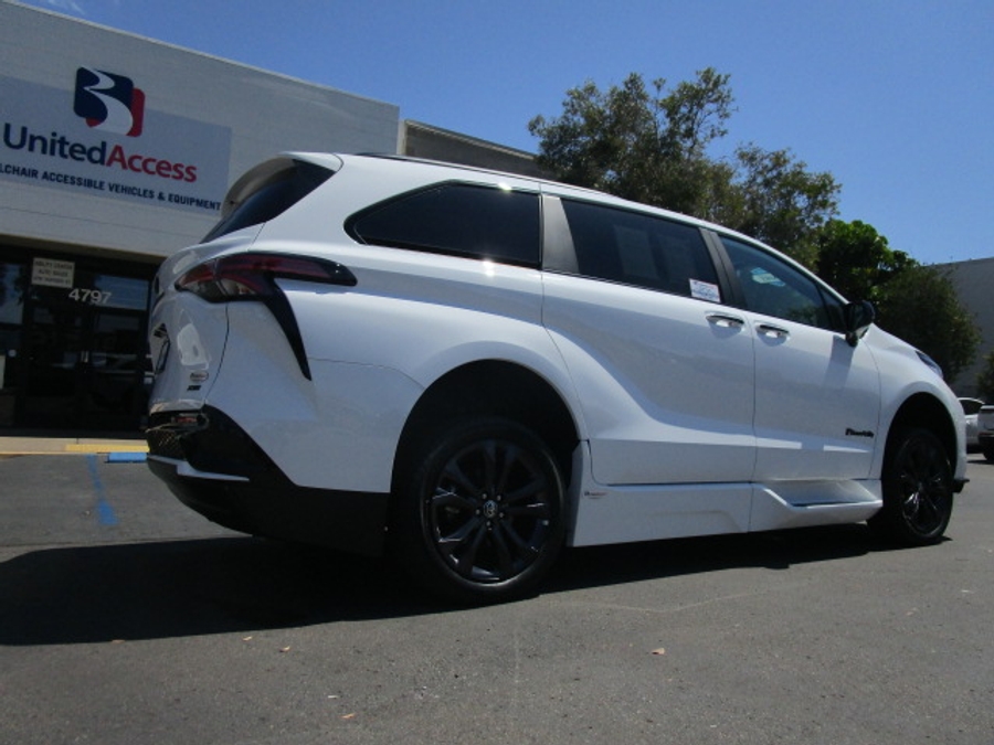 New 2025 Toyota Sienna Hybrid XSE Sport - BraunAbility Side Entry Entry Fold Out Automatic Ramp