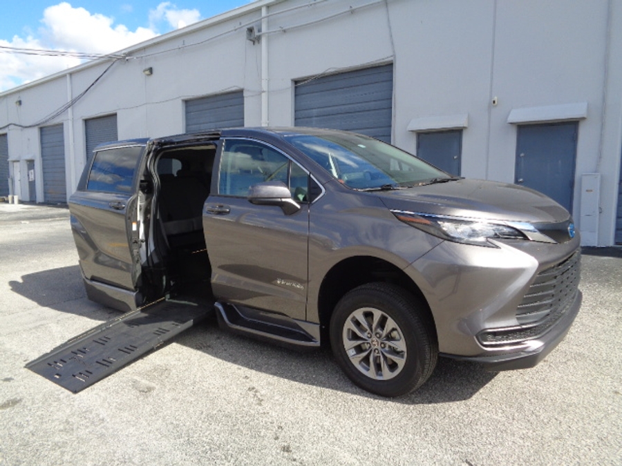 Used 2024 Toyota Sienna Hybrid LE Base - BraunAbility Side Entry Entry Fold Out Automatic Ramp