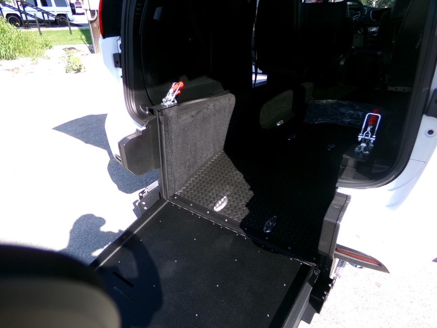 White Chrysler Voyager image number 20