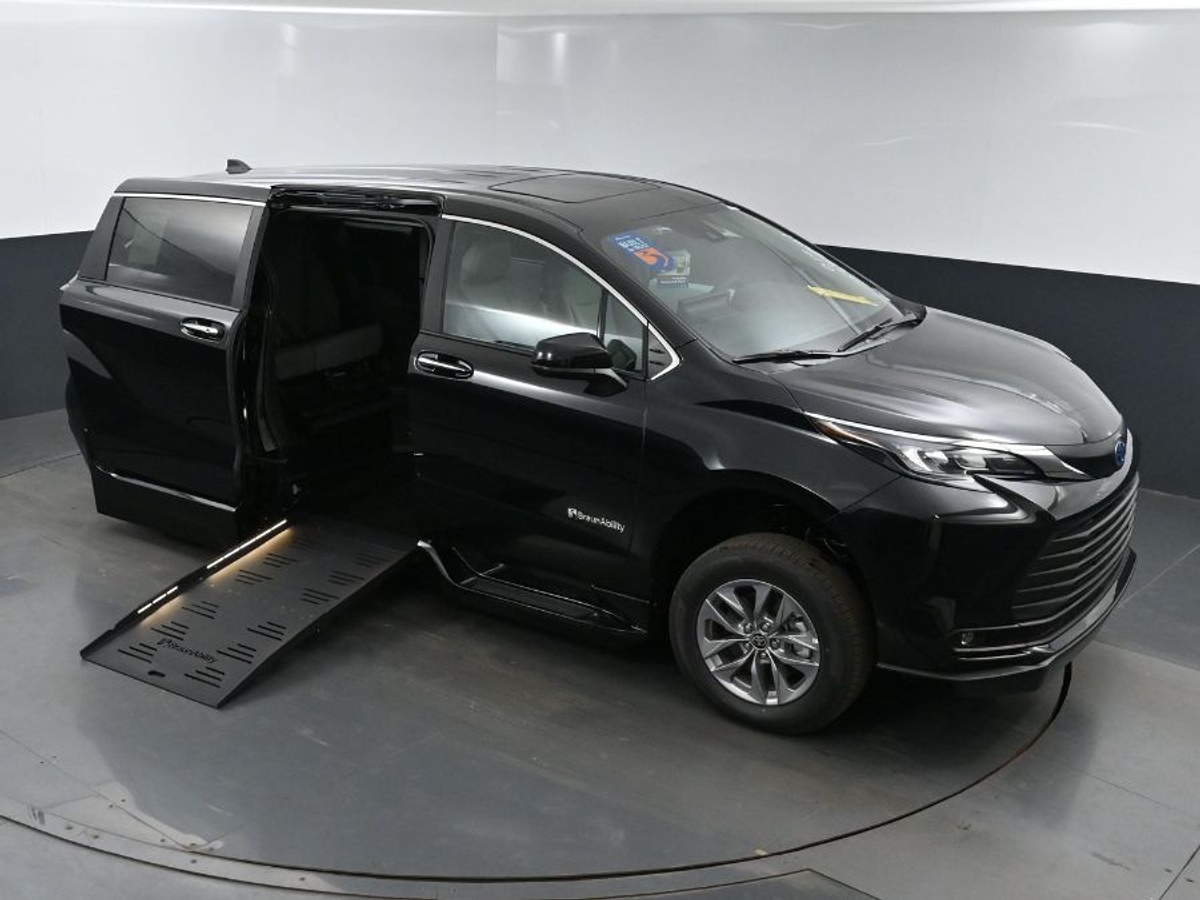 Black Toyota Sienna image number 21