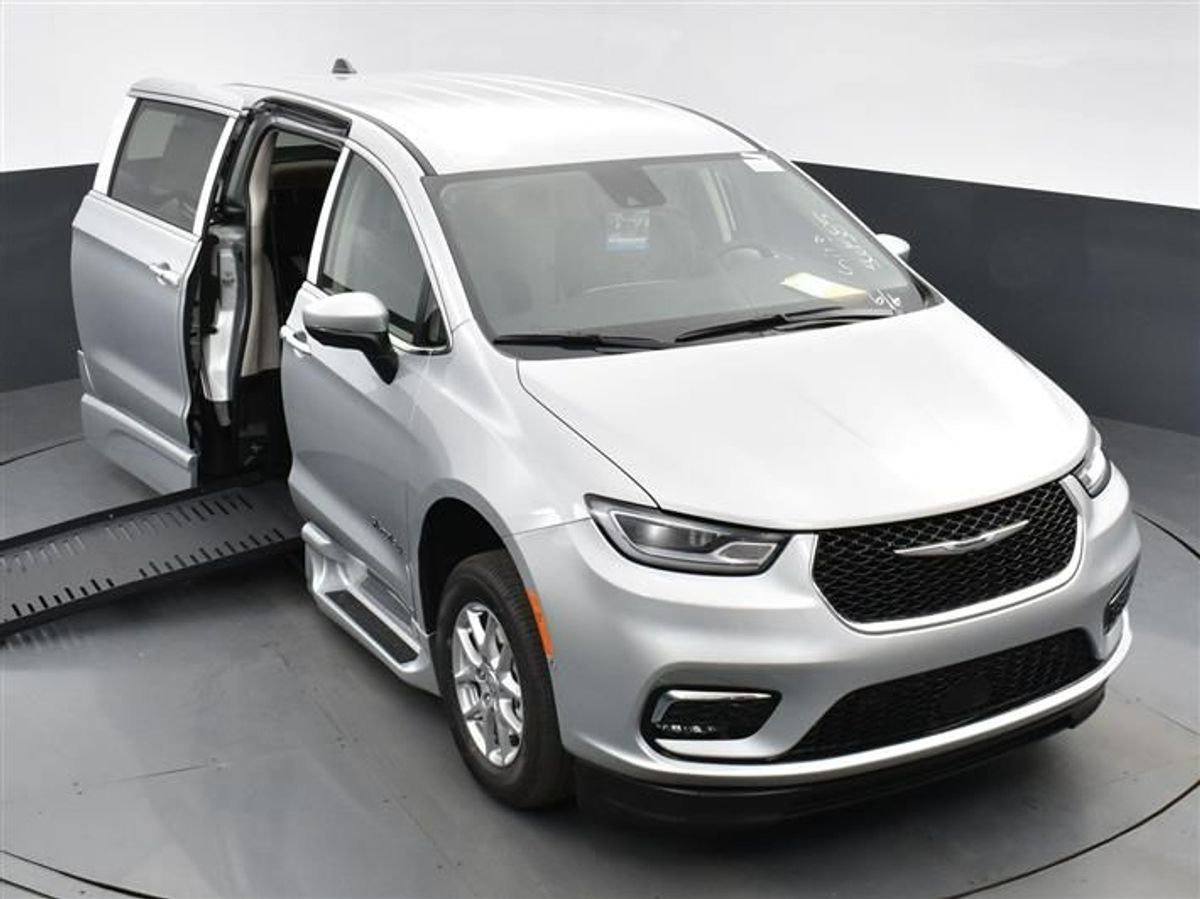 Silver Chrysler Pacifica image number 20