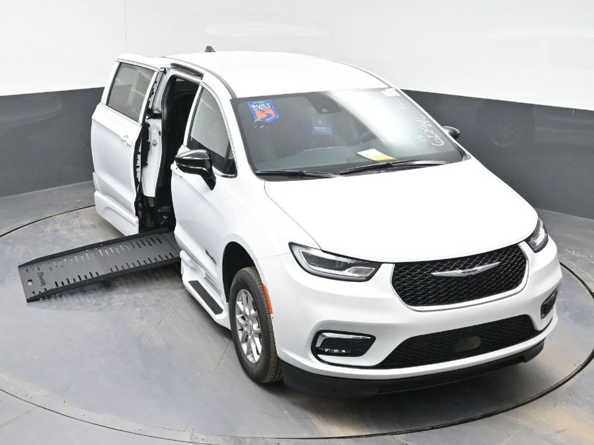 White Chrysler Pacifica image number 22