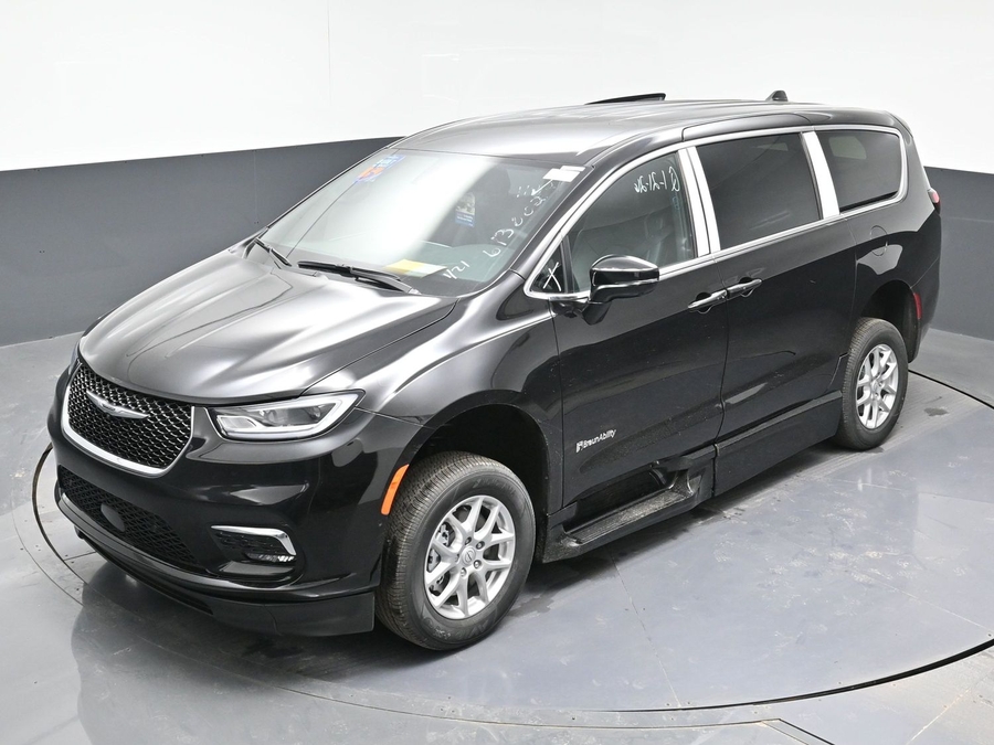 Black Chrysler Pacifica image number 21