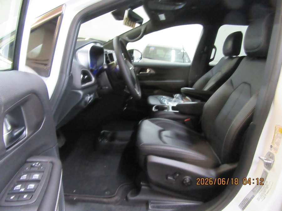 White Chrysler Voyager image number 7