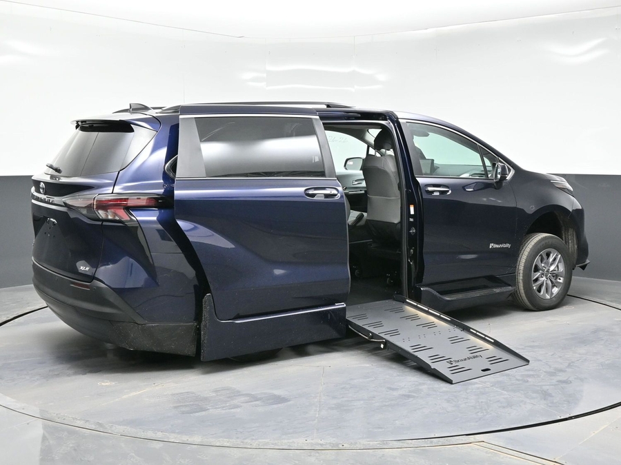 New 2026 Toyota Sienna Hybrid XLE Base - BraunAbility Side Entry Entry Fold Out Automatic Ramp