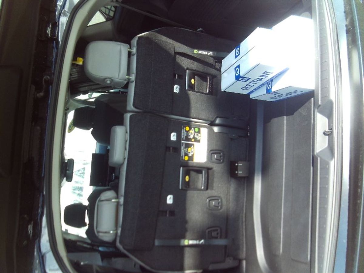 Grey Toyota Sienna image number 13