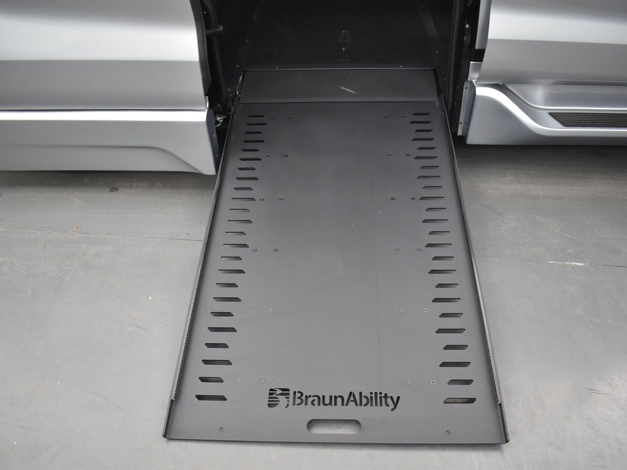 New 2025 Toyota Sienna Hybrid XLE Plus - BraunAbility Side Entry Entry In Floor Automatic Ramp